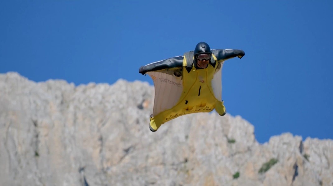 kemaliye-de-wingsuit-sporcularindan-nefes-kesen-atlayislar