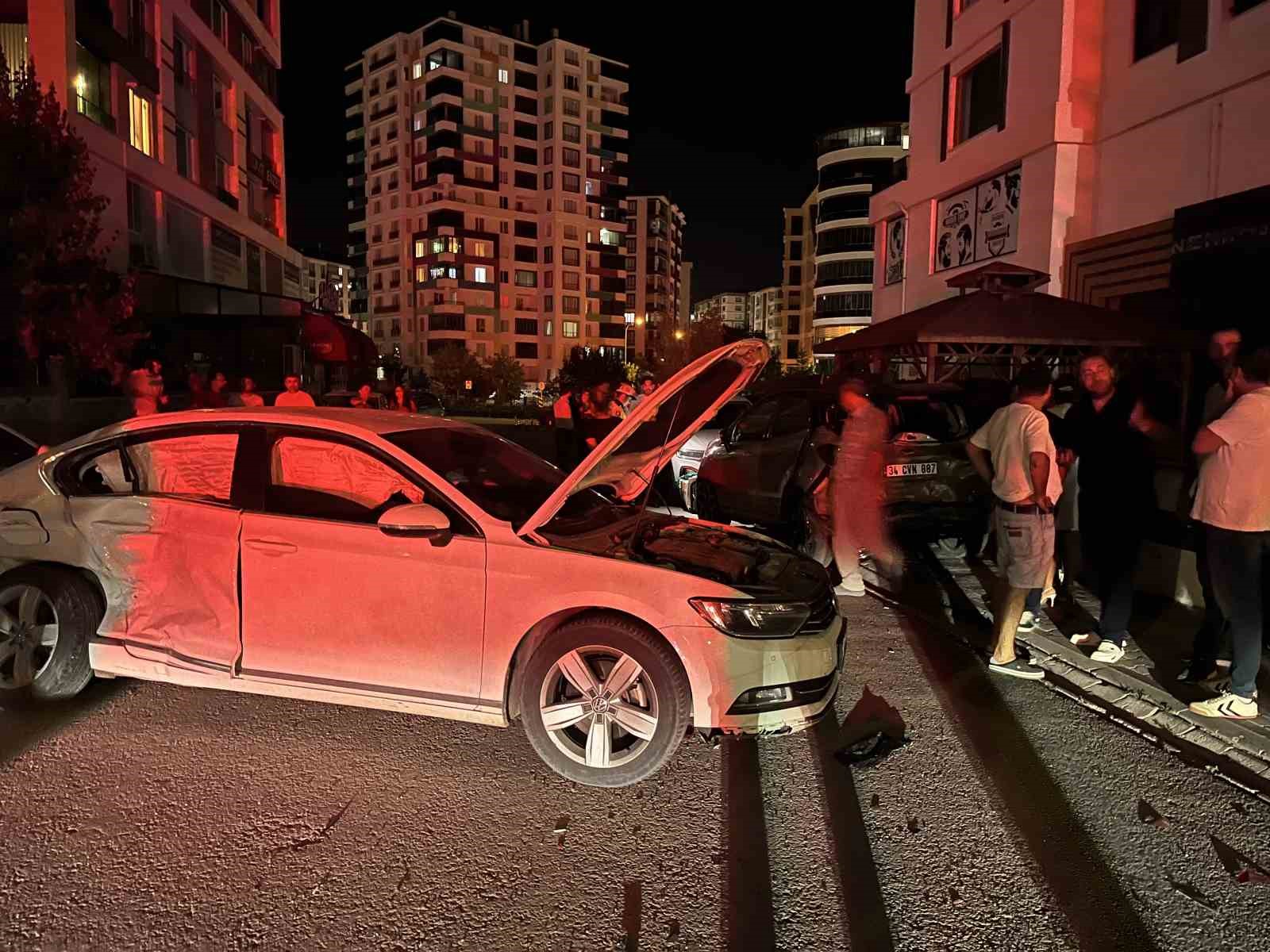 nigde-de-zincirleme-kaza-5-araca-hasar-veren-surucu-olay-yerinden-kacti
