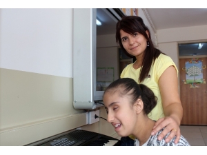 Otizmli Ve Görme Engelli İlayda’nın Müzik Tutkusu