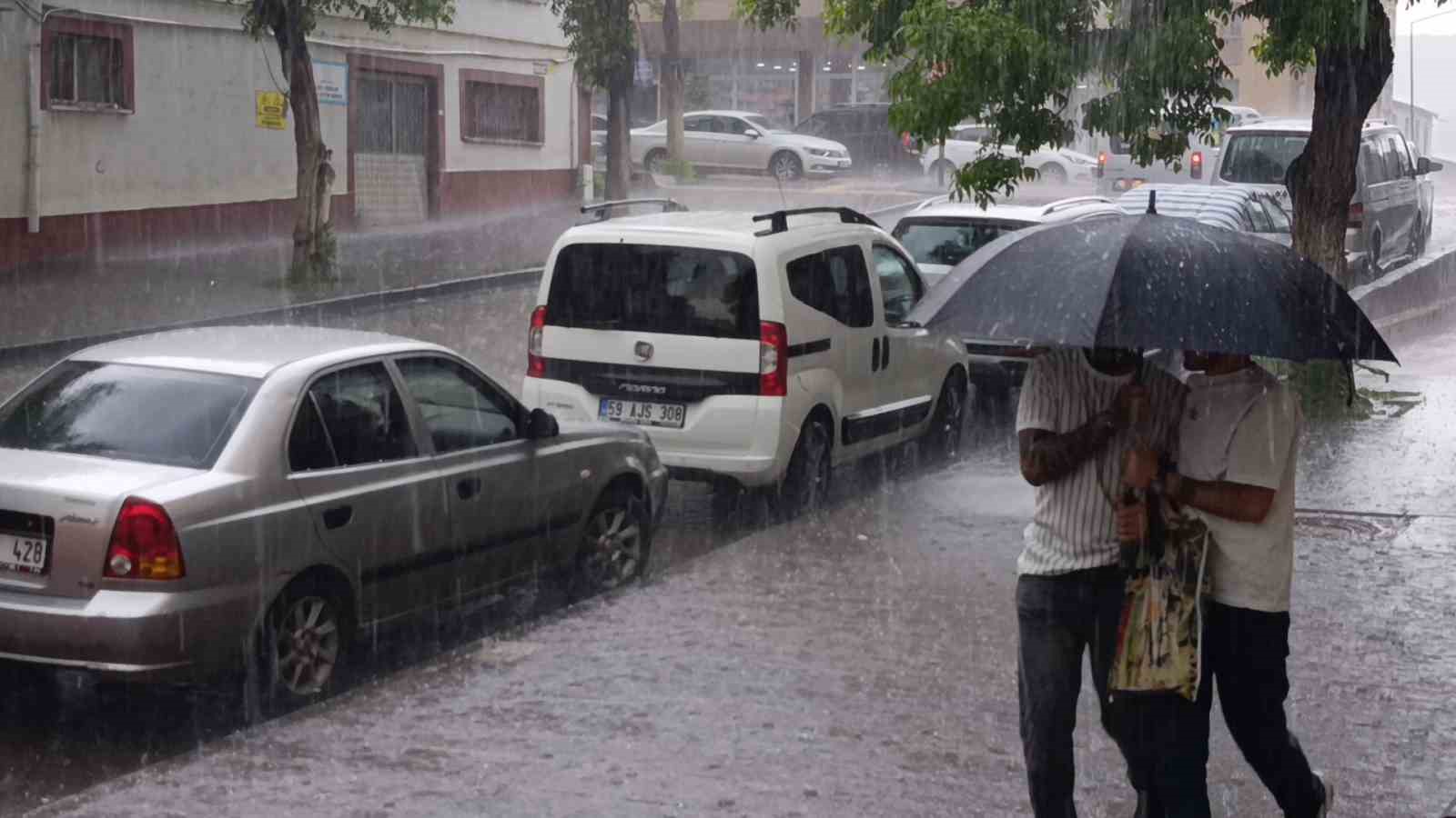 meteoroloji-uyarmisti-kars-i-dolu-vurdu-sanayi-bolgesi-beyaza-burundu