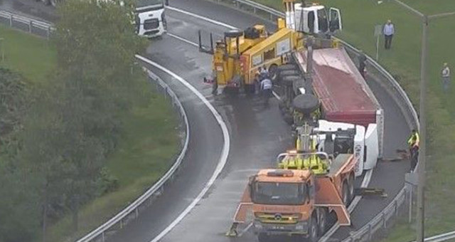 Basın Ekspres Yolu Girişinde Tir Devrildi! İki Şerit Trafiğe Kapatıldı