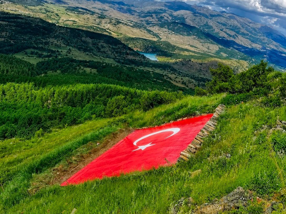 kelkit-vadisi-nin-simgesi-dev-turk-bayragi-yenilendi