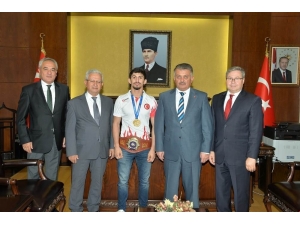 Vali Yazıcı, Dünya Şampiyonu Kamal’ı Ödüllendirdi