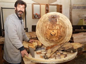 Ahşap Fuarında Demet Akalın’a Ahşaptan Beşiktaş Arması Hediye Edilecek