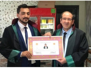 Avukatlık Belgesini Babasının Elinden Aldı