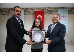 Eğitimcilerden Başkan Büyükkılıç’a Hayırseverlik Plaketi