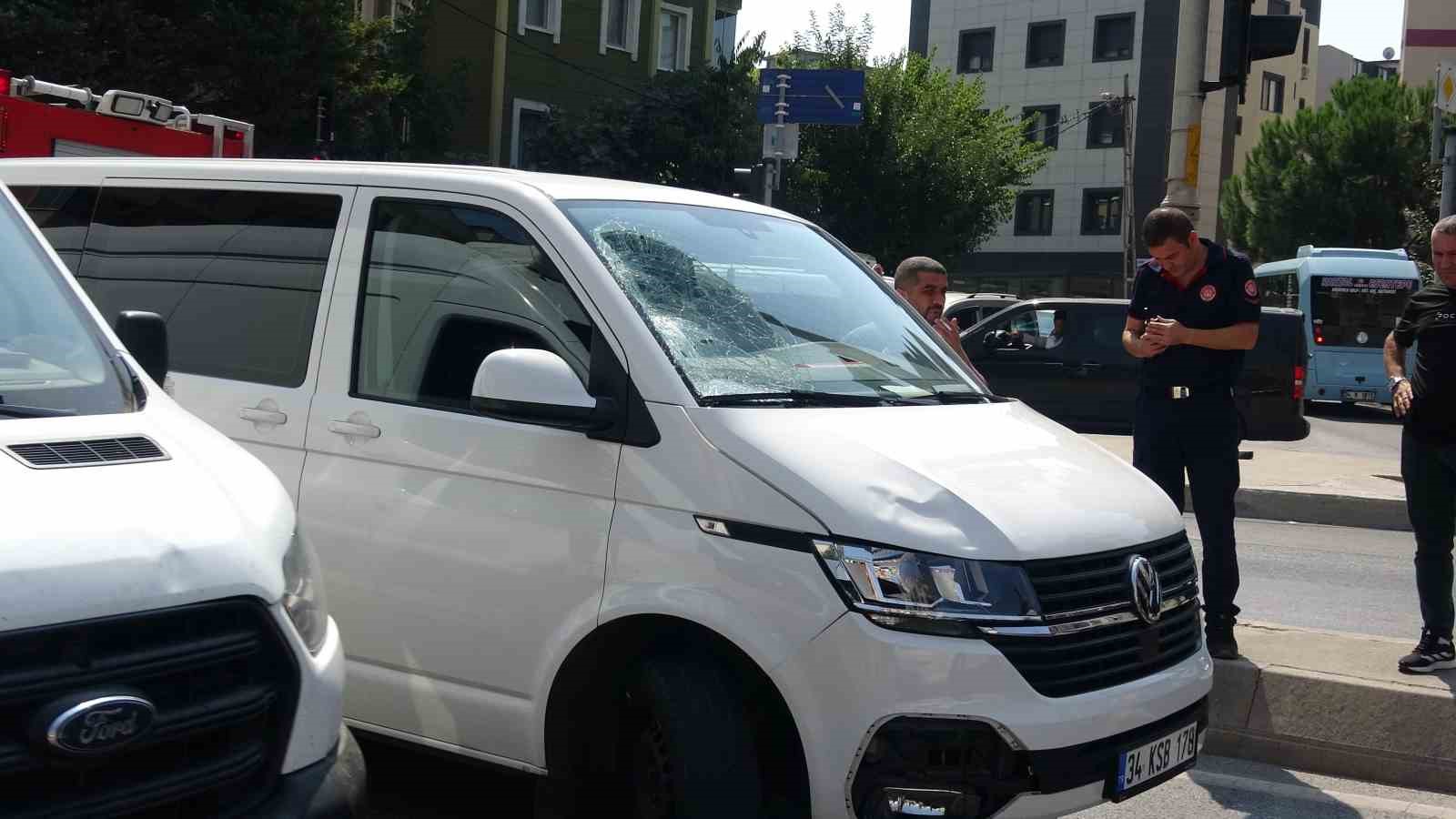 kartal-da-minibusun-carptigi-scooter-surucusu-agir-yaralandi