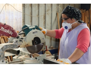 Kereste Üretimine Kadın Eli Değdi