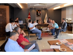 Ümmet Akın’dan Rakip Partiye Jest