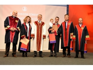 Akademisyenler Belgelerini Çocukları İle Aldı