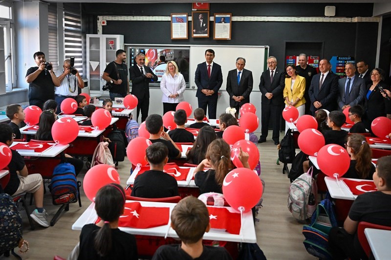 usak-ta-egitim-ogretim-yilinin-ilk-ders-zili-caldi