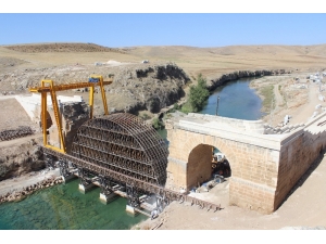 Havaya Uçurulan Bin 800 Yıllık Köprünün İki Yakası Birleşiyor