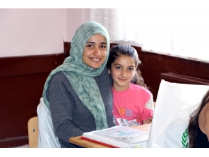 Erzincan’da Öğrencilere Kırtasiye Hediyesi