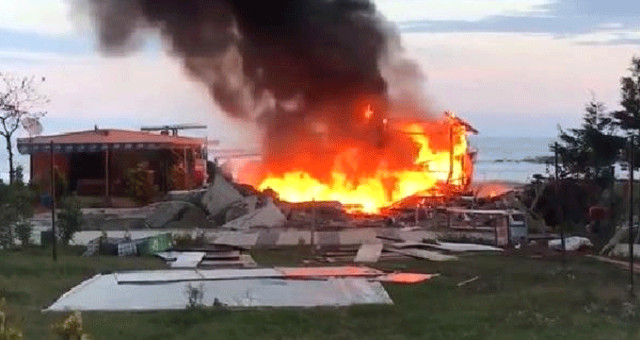 Kaçak İş Yerine Yıkım Kararı Çıkınca, Büfesini Kendi Elleriyle Yaktı