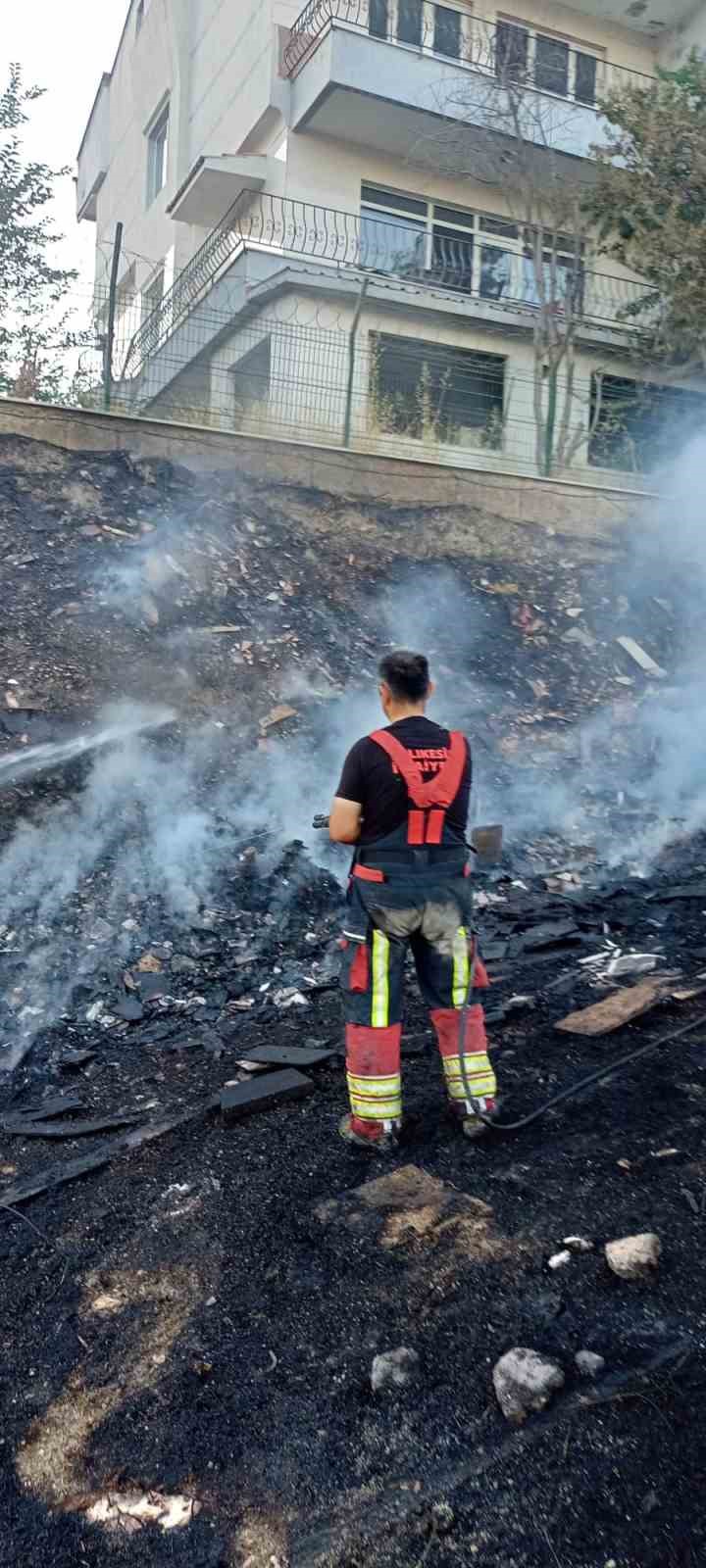 balikesir-de-ot-ve-cop-yangini-mahalleyi-tehdit-etti