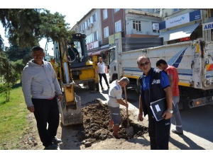 Şuhut Belediyesi Su Arıza Ekiplerinden Patlak Çalışması