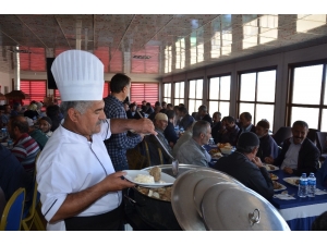 Çat Belediye Başkanı Kılıç, Personeli İle Yemekte Bir Araya Geldi