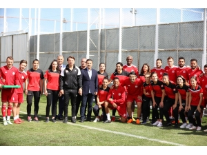 Kadın Futbolculardan Sivasspor Antrenmanına Ziyaret