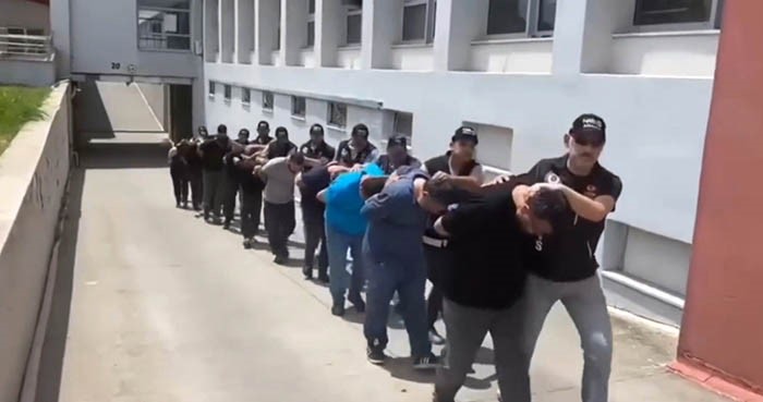adana-da-safak-operasyonu-ozel-harekat-kapilari-kocbasiyla-kirdi-58-tutuklama