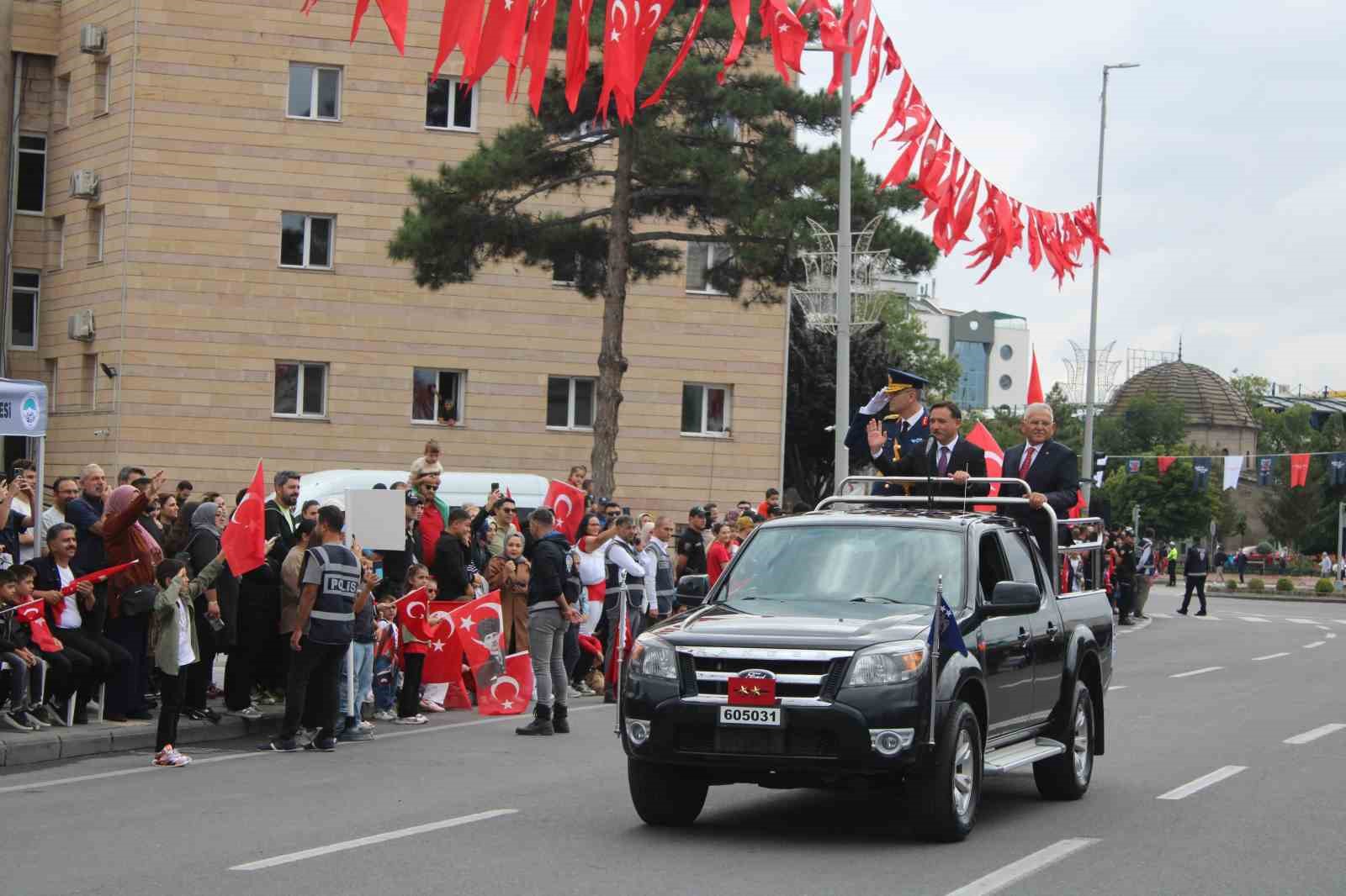 kayseri-de-zafer-bayrami-coskuyla-kutlandi