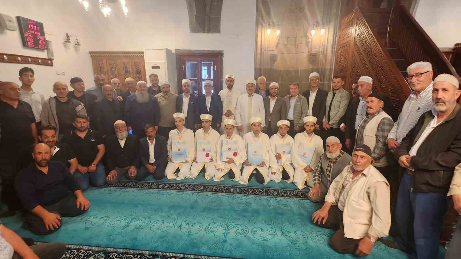 kur-an-bulbulleri-hafizlik-belgelerini-tarihi-bakirci-camii-nde-aldi