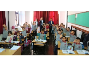 Uşak Belediyesi Öğrencilere Meyve İkram Etti