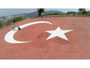 Dev Bayrak Özenle Yenilendi