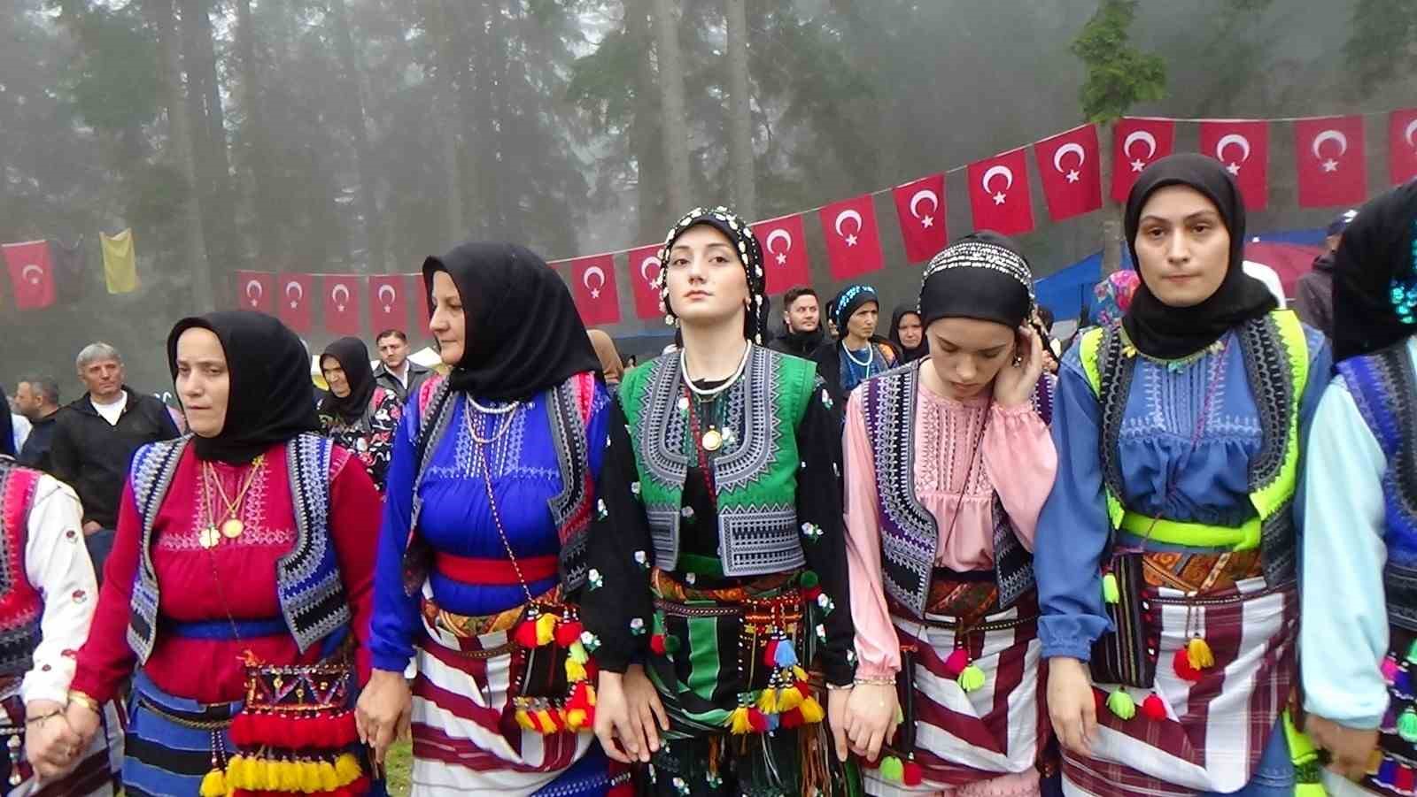 sinlice-koyu-27-gollualan-senlikleri-sis-ve-yagmur-altinda-duzenlendi