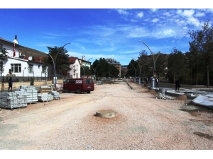 Cumhuriyet Caddesi Hızla Şekilleniyor