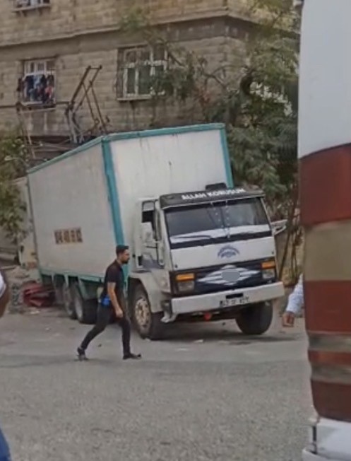 gaziantep-te-freni-bosalan-kamyon-elektrik-diregi-ve-eve-carparak-durabildi