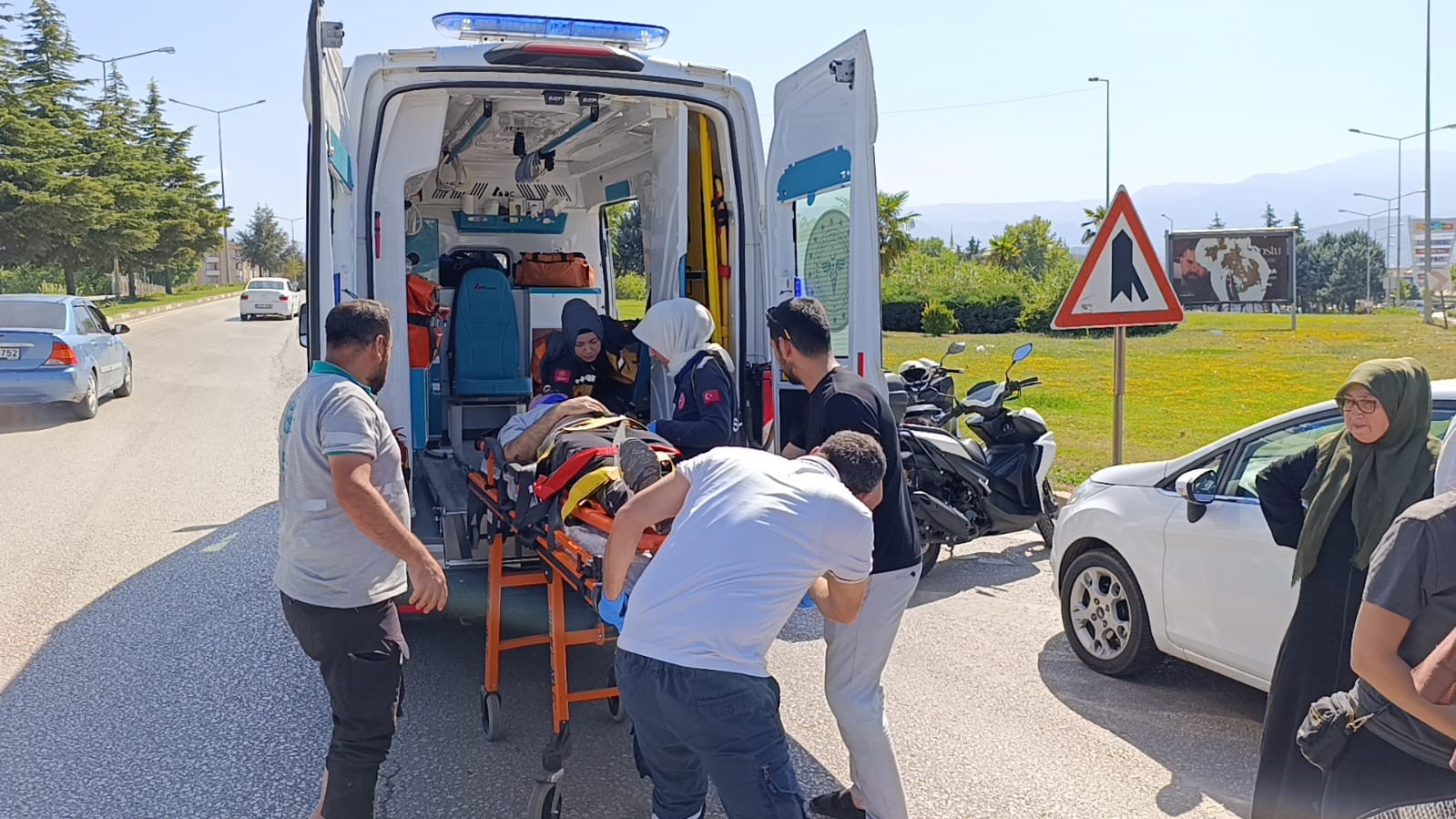 otomobile-carpan-motosiklet-surucusu-agir-yaralandi