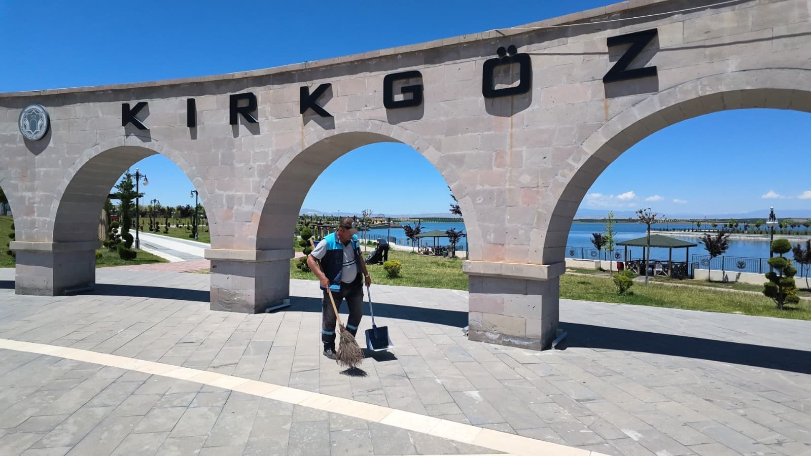battalgazi-belediyesi-nden-kirkgoz-sahil-parki-nda-temizlik-calismasi