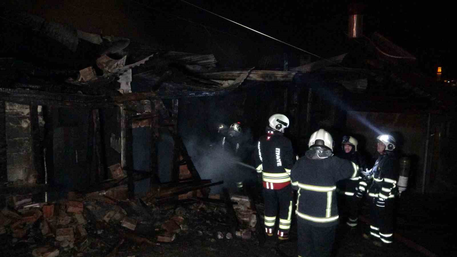 alevlere-teslim-olan-ahsap-ev-kullanilamaz-hale-geldi