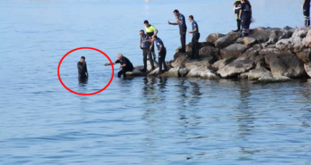 Cam Parçasıyla Boynunu Kesip Denize Atlayan Genci, Üniformasıyla Suya Giren Polis Kurtardı