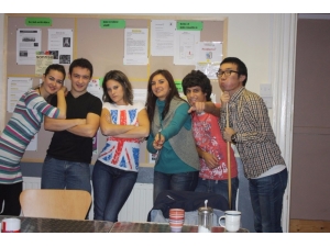 Yurtdışında Okuyanlar Masraflarını Çalışarak Karşılıyorlar