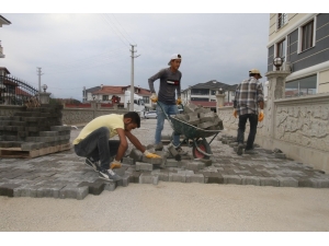 Akyazı’da Parke Örülmesi İşlemleri Devam Ediyor
