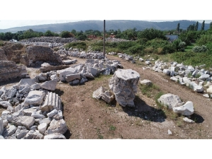 Defineciler Antik Kentte Dinamit Patlatarak Altın Aradı