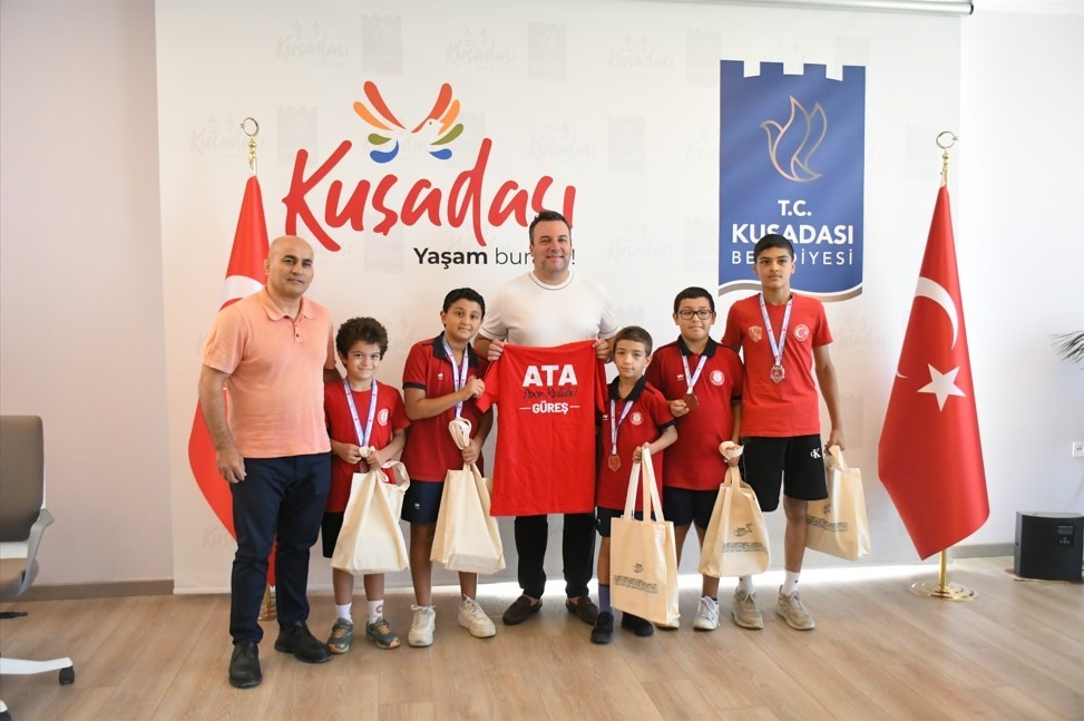 kusadasi-belediye-baskan-vekili-demirtas-sampiyon-gurescileri-agirladi