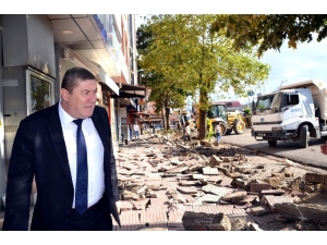 30 Yıllık Kaldırım Yeniden İnşa Ediliyor