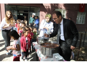 Öğretmenler Minik Öğrencilerine Aşure Yaptılar