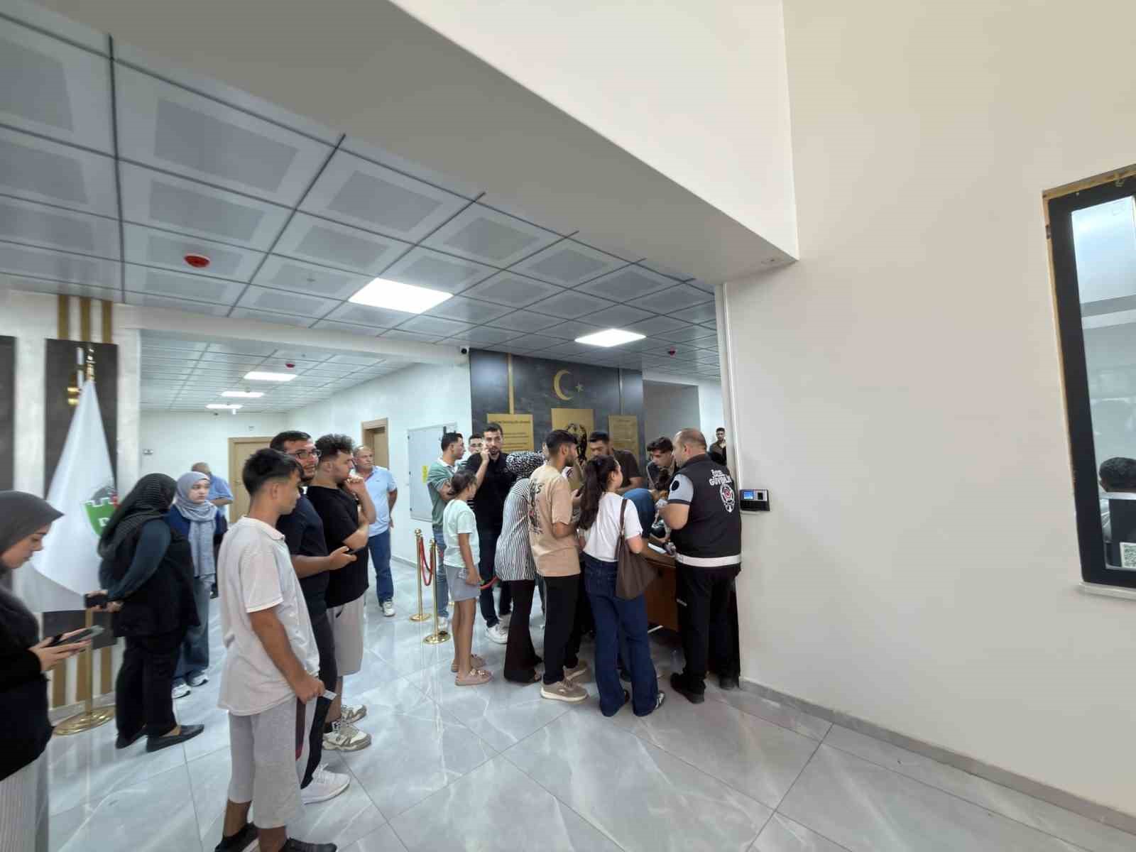 osmaniye-de-universiteyi-kazanan-genclere-valiz-ve-havlu-destegi