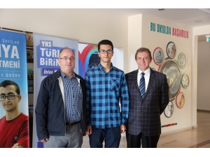 Yks Türkiye Birincisi Okulunu Ziyaret Etti