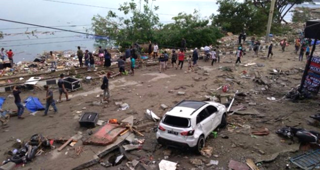 Endonezya'da, Tsunaminin Ardından Sahile Cesetler Vurmaya Başladı