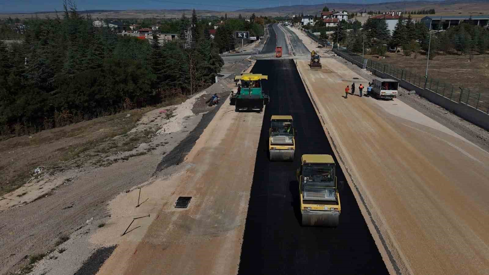 eskisehir-buyuksehir-belediyesi-nden-100-yil-bulvari-nda-asfalt-calismasi