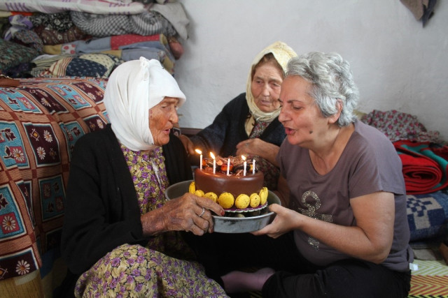 114 Yaşındaki Fatma Teyze, İlk Kez Doğum Günü Kutladı