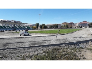 Kars Sentetik Yüzeyli Atletizm Pisti’nin Çimleri Seriliyor