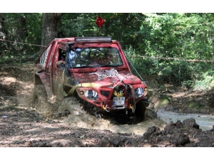 Off-roadçıların Çamurla Mücadelesi Nefesleri Kesti