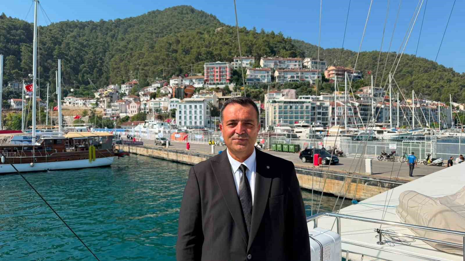 fethiye-de-sehit-denizciler-anisina-denize-celenk-birakildi