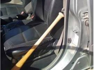 Kktc’li Vekilden Beyzbol Sopasıyla Şiddete Karşı Protesto