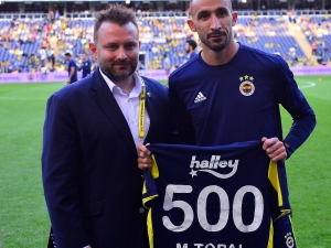 Mehmet Topal’a 500. Maç Ödülü